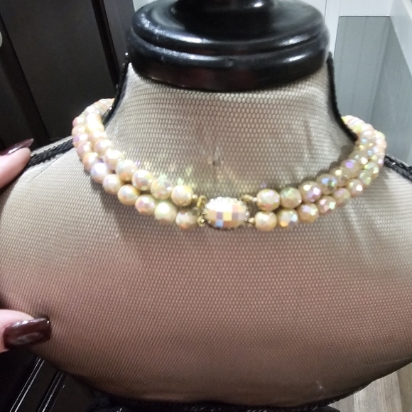 Elegant Pearl Necklace - Gold - Picture 3 of 6